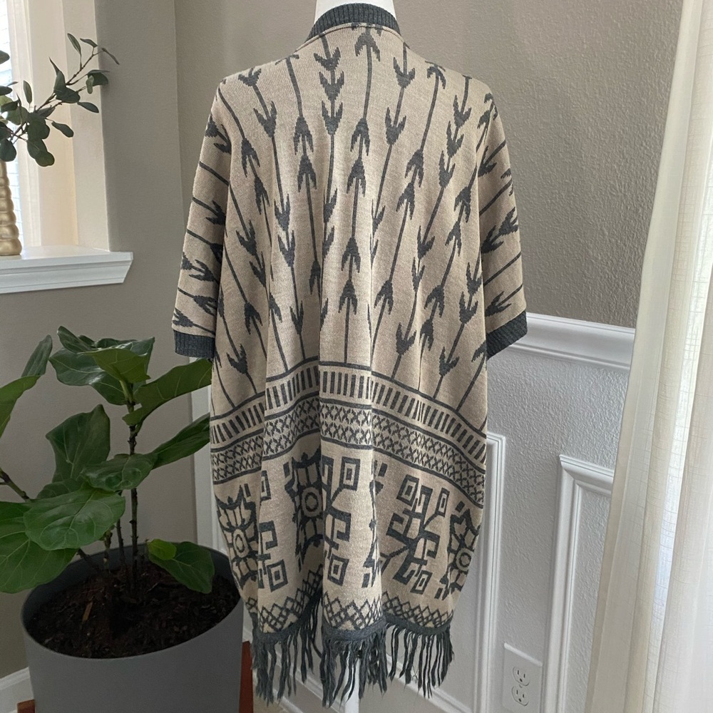 Cute fringed poncho - Picture 4 of 5